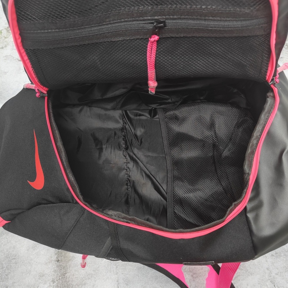 ๐ง๐ผโโ๏ธ๐ง๐ผโโ๏ธNike Black and Pink Bag๐ง๐ผโโ๏ธ๐ง๐ผโโ๏ธ - Picture 2 of 6
